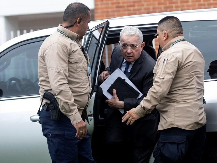 Expresidente Uribe niega responsabilidad en masacres