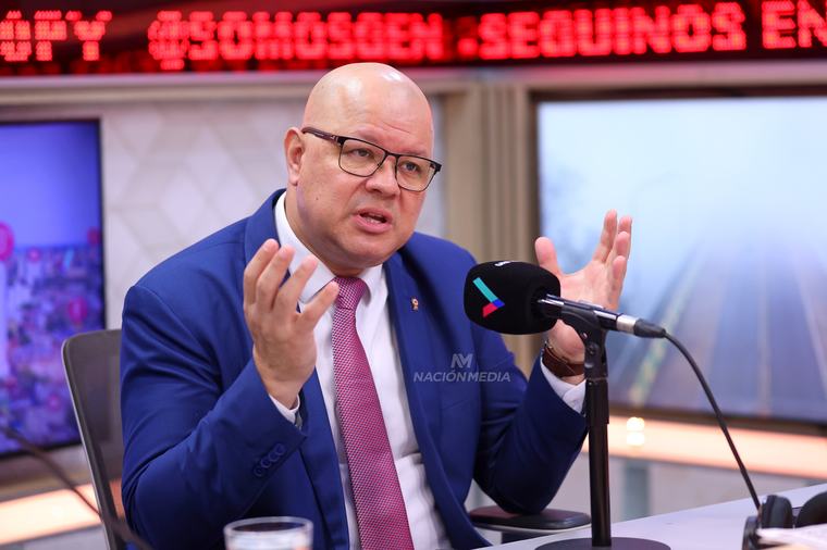 Un aumento salarial generalizado agravaría la crisis en salud, aclara titular del MEF