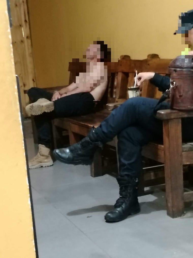 Video: policía aparentemente borracho casi provoca accidente de tránsito y amenaza a vecinos