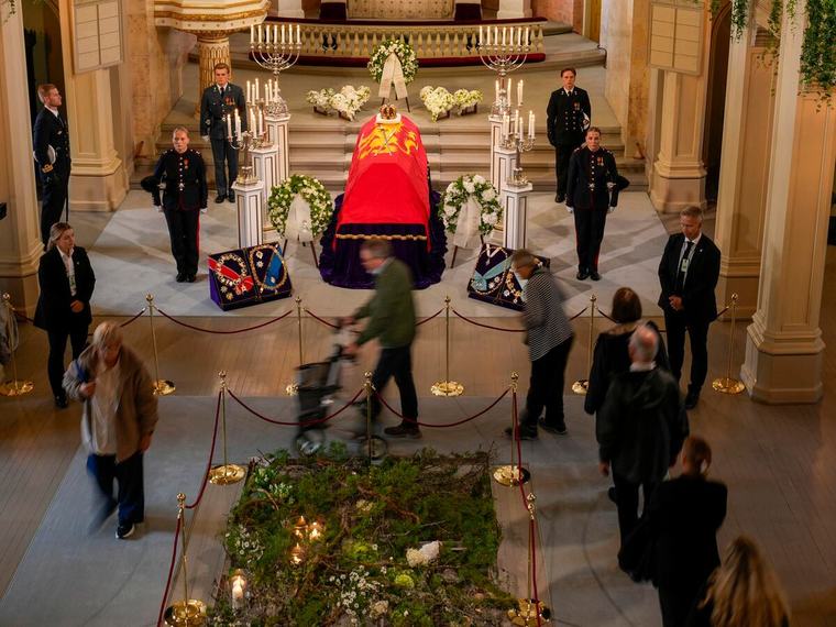 Cientos de noruegos despiden al rey Harald V en la capilla ardiente