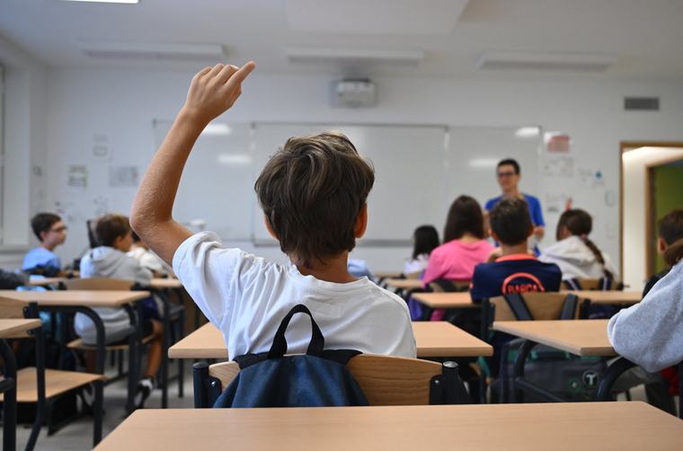 La difícil vuelta a clase sin celulares en Francia: “Nos infantiliza”