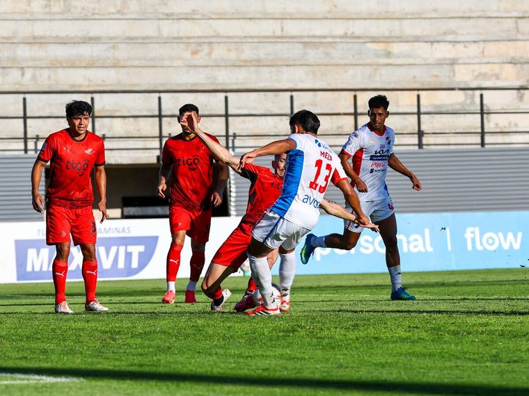 Nacional se dio un paseo ante Libertad, con goleada incluida
