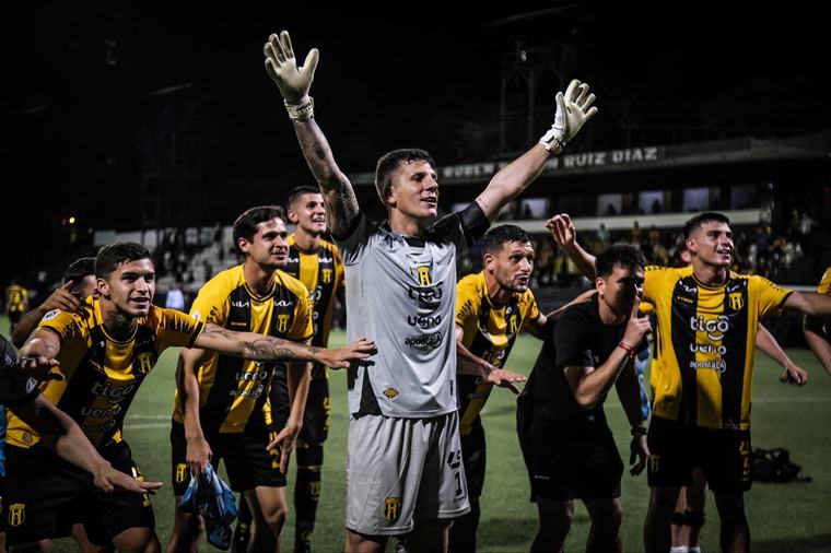 Guaraní oficializa la salida del portero Gaspar Servio
