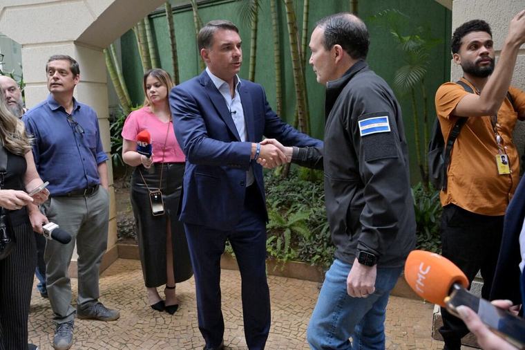 Flávio Bolsonaro destaca modelo de seguridad de Bukele y busca replicarlo