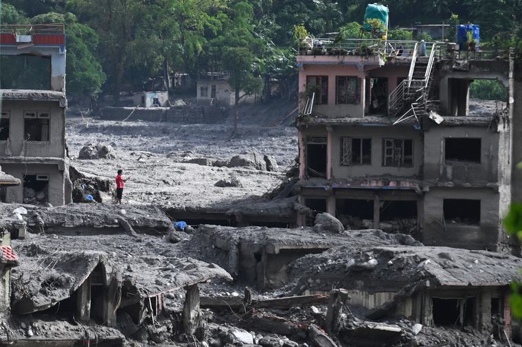 El devastador deslave entre Nepal y China superó los 1.000 muertos