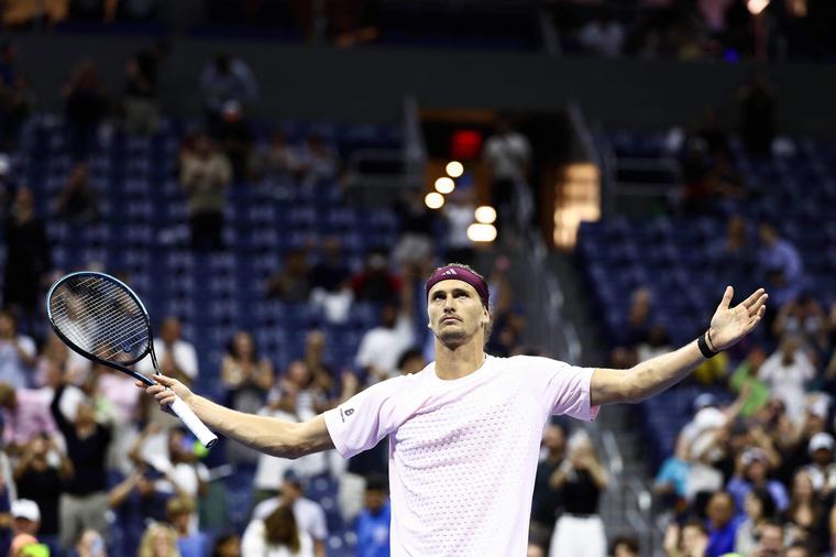 Zverev se salva de un naufragio en un US Open pasado por agua