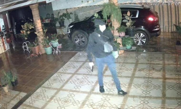Violento asalto domiciliario: reducen a una familia y roban dinero y joyas