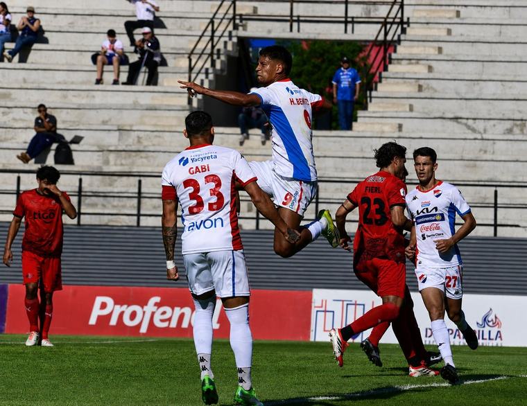 Nacional da un salto de calidad con goleada sobre Libertad