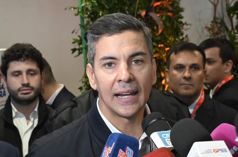 Peña sale del “modo rally” y reaparece anunciando mejoras para salud, pero internautas lo fulminan