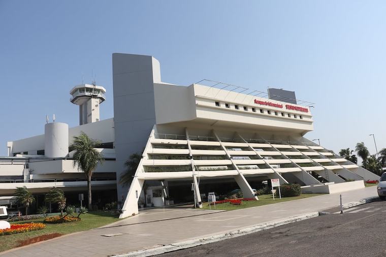 Vuelo que salió de Asunción termina en Brasil entre denuncias de garrapatas a bordo
