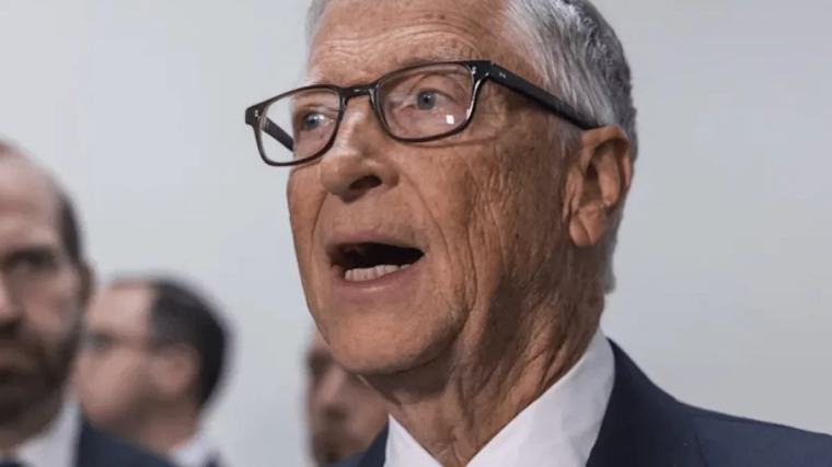 Propuesta que rompe el consenso: por qué "reservar empleos para humanos" (la señal más importante que emitió Bill Gates)