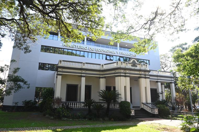 Seis intendentes bloqueados por no rendir cuentas ante el MEF
