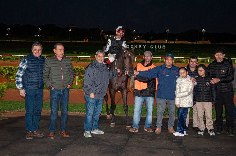 Invasor Campos gana en la principal para el triplete del stud 8 Años