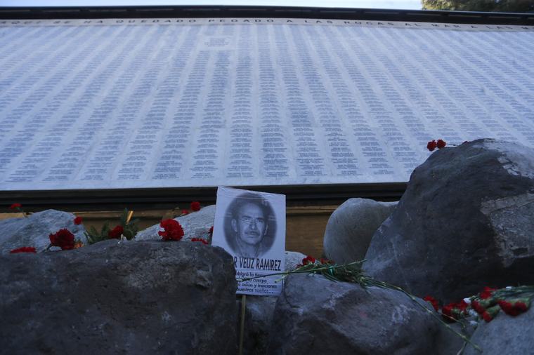 Miles de chilenos marchan al cementerio 53 años después del golpe para recordar a víctimas