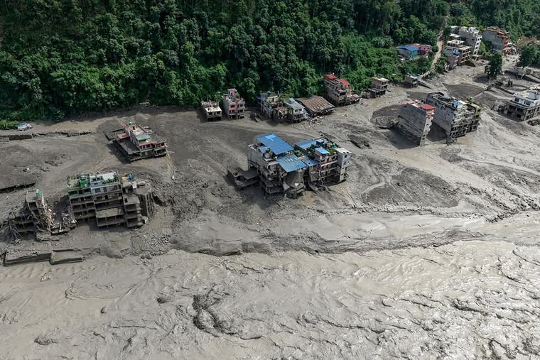 Aumentan a más de 900 los muertos en Nepal por la devastadora riada en la frontera con China