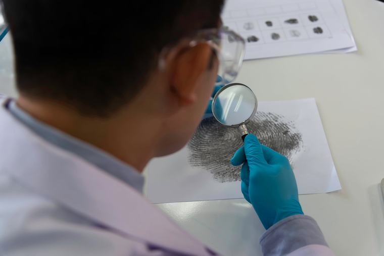 Día Internacional del Criminalista: cómo la ciencia convierte una huella en una pista