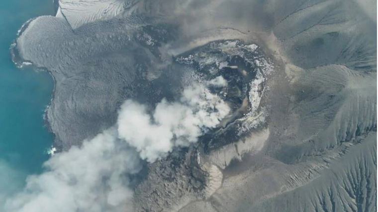 Erupción del volcán Anak Krakatoa obliga a cerrar aeropuertos y afecta a más de 370 vuelos en Indonesia
