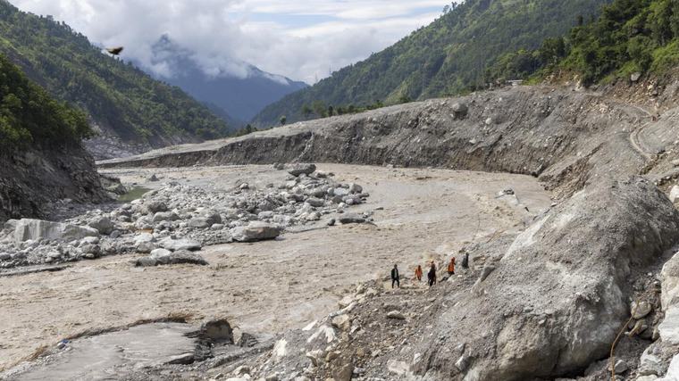 Nepal mantiene las búsquedas 11 días después de la riada tras nuevos rescates con vida