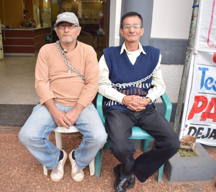 Funcionarios se encadenan y exigen el pago de salarios atrasados en Paraguarí