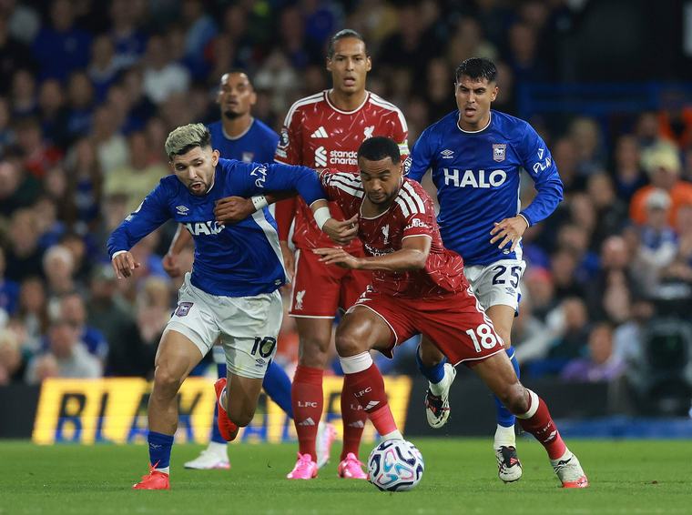 Con un doblete de Isak, el Liverpool vence al Ipswich Town de Julio Enciso