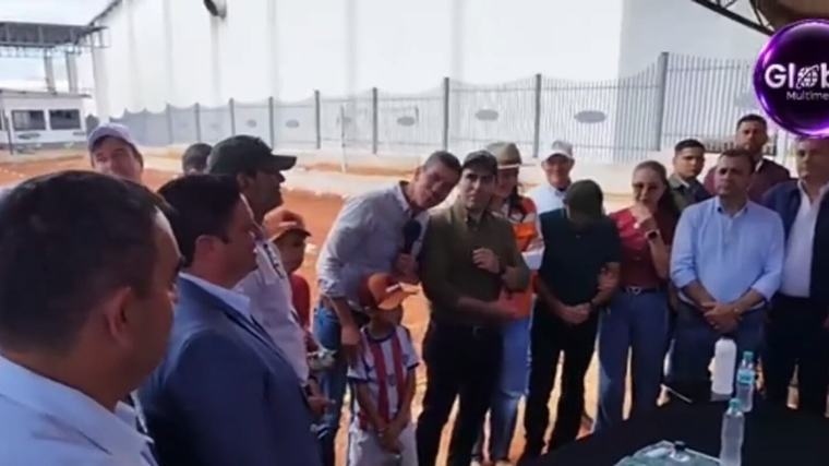 Escracharon a Santi Peña: Reclamaron viajar 100 km para tener atención médica
