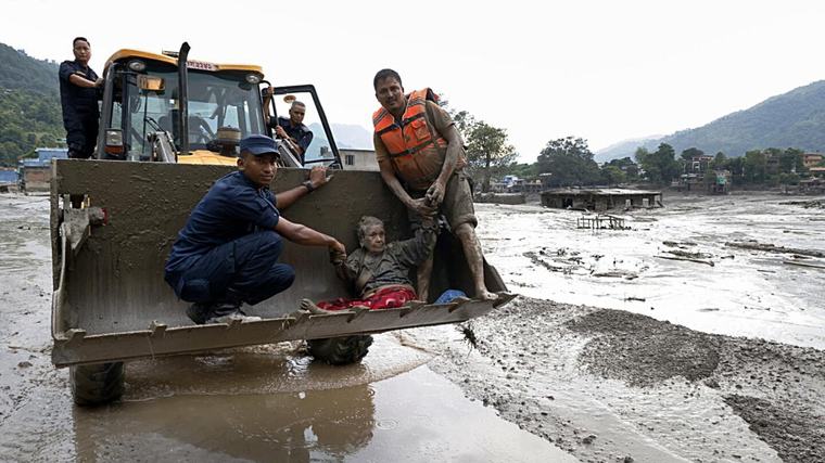 Nepal mantiene las búsquedas mientras calcula los daños de la riada
