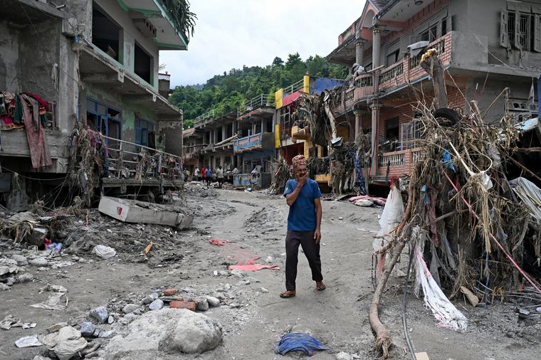 Tragedia en Nepal: cifra de muertos supera los 900 y buscan a más de 4.000 personas