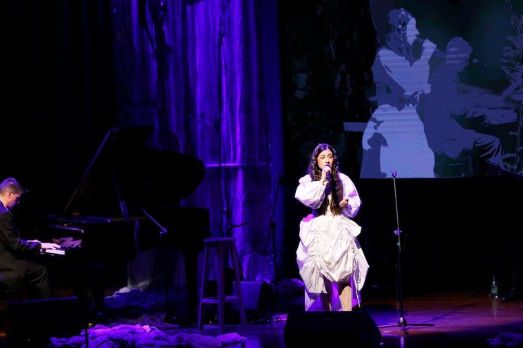 Un teatro Tom Jobim vestido de azul albergó a la cantante Luli Maidana