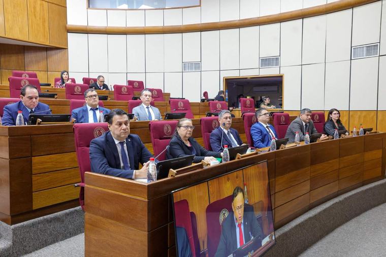 Defensor del Pueblo: Candidatos plantean descentralización y revisar amparos por medicamentos