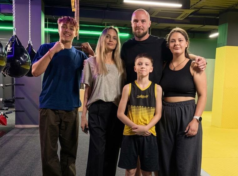 Angelina Jolie visita club de boxeo en el noreste de Ucrania