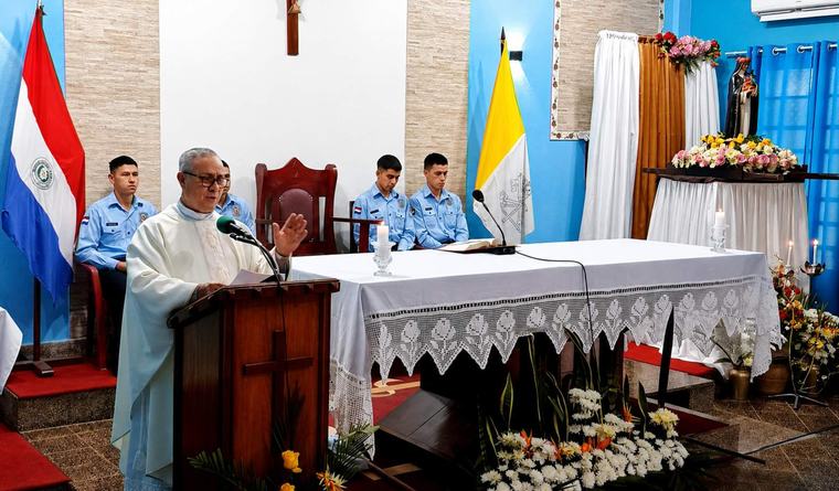 Santa Rosa de Lima inspira a la Policía a servir con sacrificio y amor, dice cura