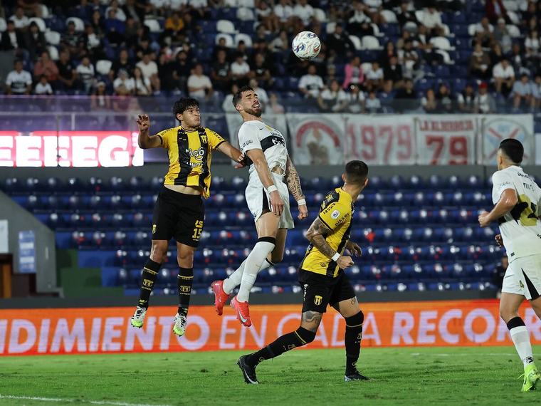 El añejo clásico repartió puntos que valieron más para Guaraní que Olimpia