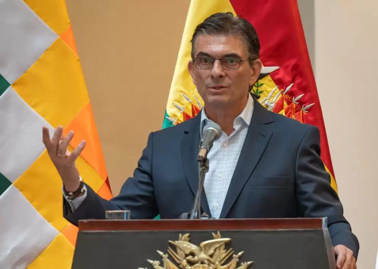 Presidente de Bolivia se aleja de su detenido asesor, investigado por varios delitos