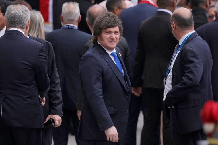 Piden en París declarar “persona non grata” al presidente argentino
