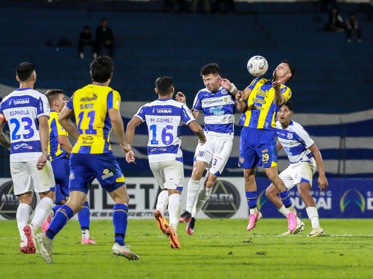 Luqueño resucitó sobre el final y frenó al líder
