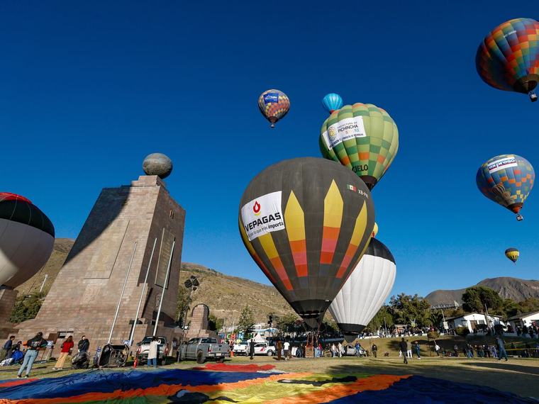 Festival de colores en la Mitad del Mundo