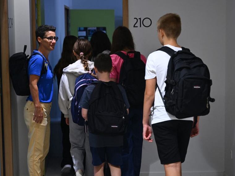 Estudiantes franceses inician clases sin teléfonos móviles tras prohibición oficial