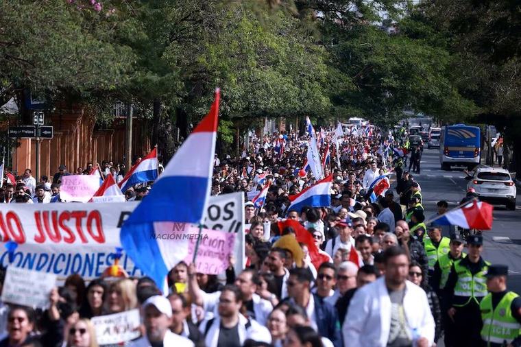 Asociación pide respuesta del Gobierno, pero también autocrítica de médicos