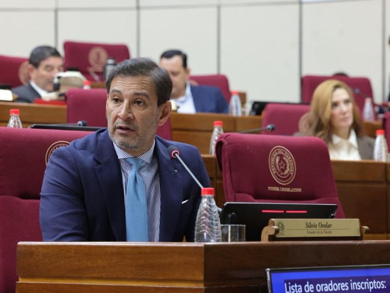 Senador propone aumento salarial gradual para médicos