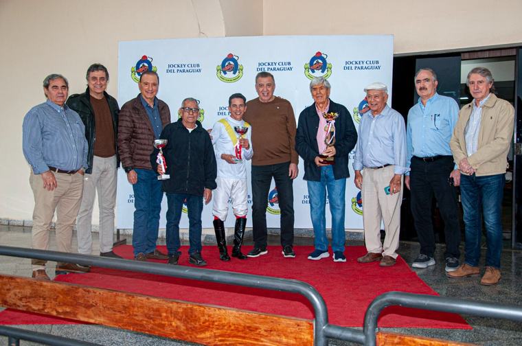 Four White Legs y El Libertador se muestran en la milla del Jockey Club