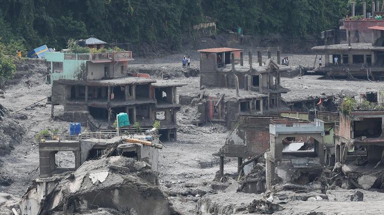 “No quedó nada": El director que salvó a 900 alumnos del deslave en Nepal
