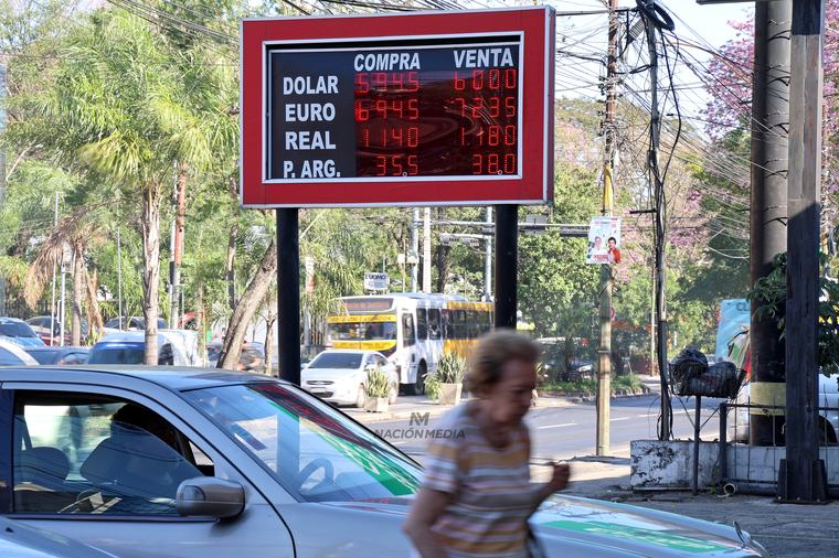 El dólar no se recupera y arranca la semana a la baja