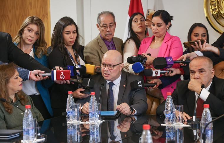Ministro de Economía afirma que la propuesta que presentaron a los médicos es la más justa