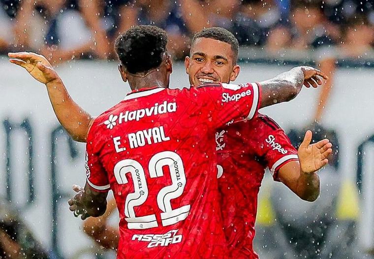 Palmeiras resbala y Flamengo es líder solitario del Brasileirão