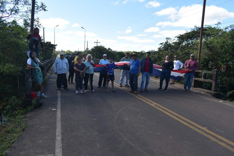 Manifestación de pescadores continúa ante falta de respuestas de Yacyretá