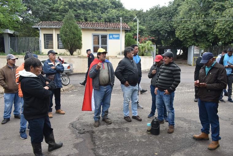 Pescadores de Ayolas inician medida de fuerza indefinida